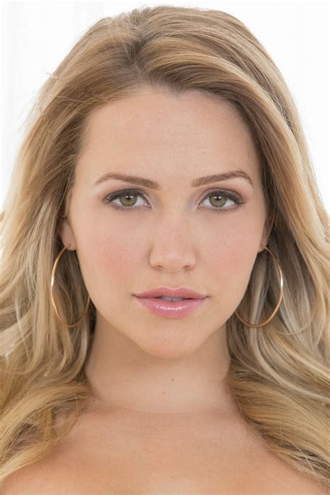 Porn Videos Uploaded by Pornstar Mia Malkova 